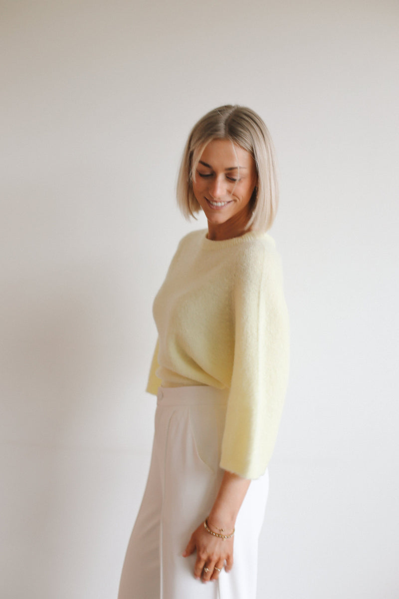 Florine Pull - Yellow
LA V STORE