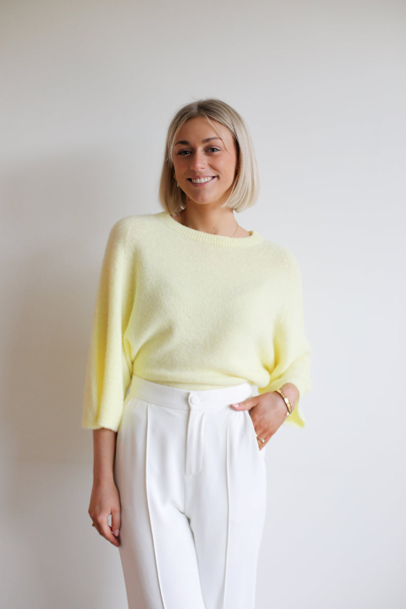 Florine Pull - Yellow
LA V STORE