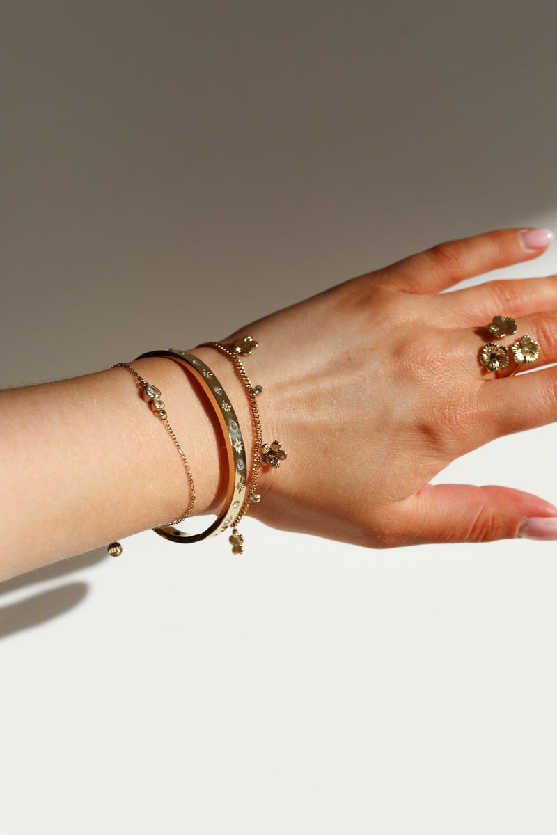 Flower Stone Bracelet - Gold 
LA V STORE